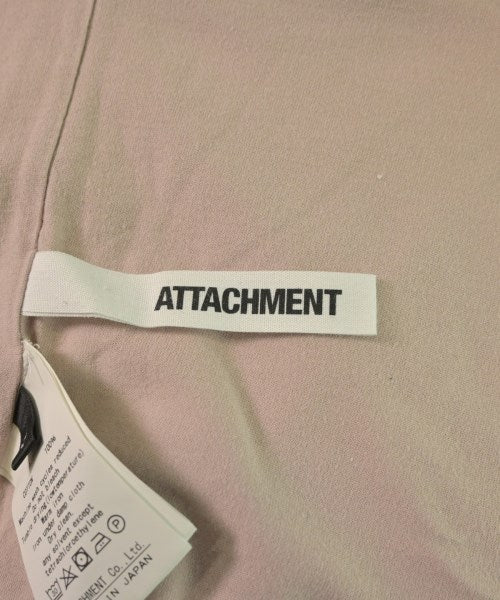 ATTACHMENT เสื้อยืด/เสื้อท็อปส์