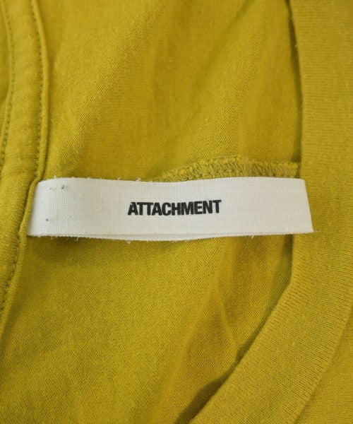 ATTACHMENT เสื้อยืด/เสื้อท็อปส์