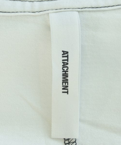 ATTACHMENT เสื้อยืด/เสื้อท็อปส์