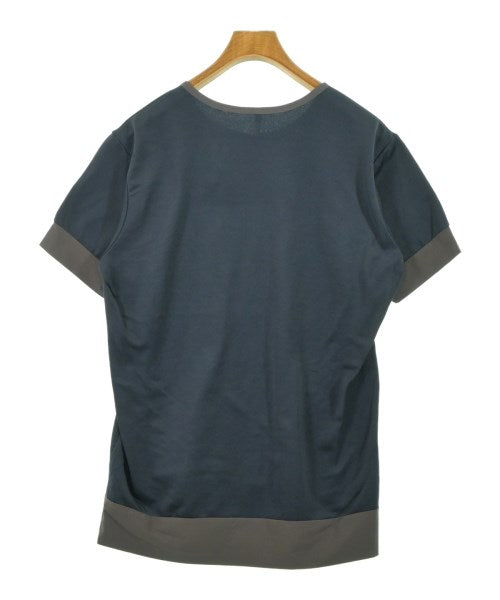 ATTACHMENT เสื้อยืด/เสื้อท็อปส์