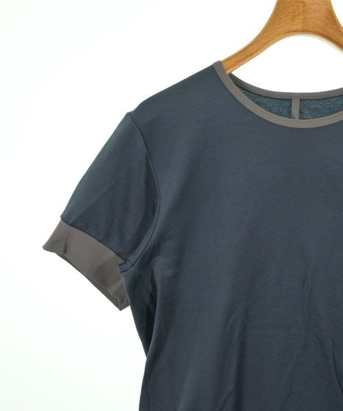 ATTACHMENT เสื้อยืด/เสื้อท็อปส์