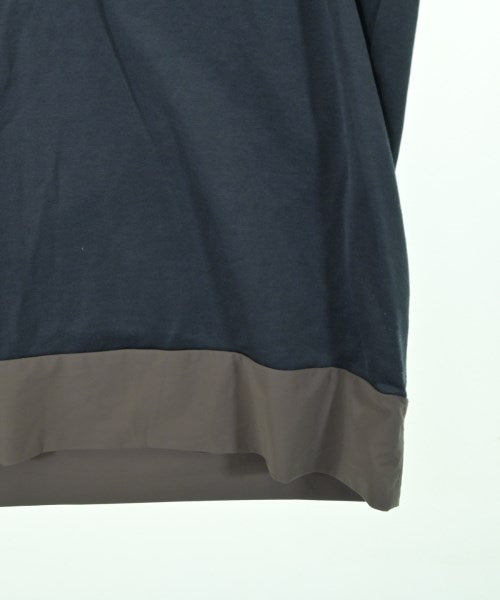 ATTACHMENT เสื้อยืด/เสื้อท็อปส์