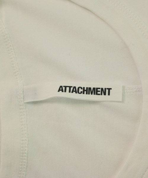 ATTACHMENT เสื้อยืด/เสื้อท็อปส์