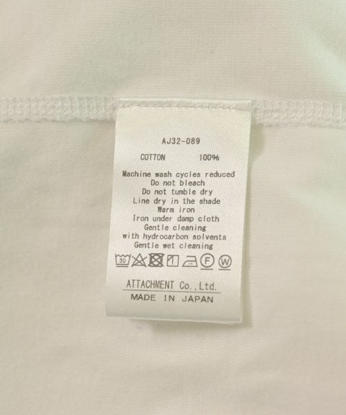 ATTACHMENT เสื้อยืด/เสื้อท็อปส์