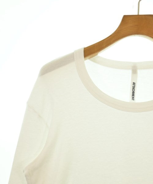 ATTACHMENT เสื้อยืด/เสื้อท็อปส์