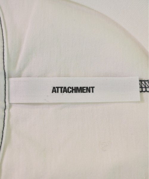 ATTACHMENT เสื้อยืด/เสื้อท็อปส์