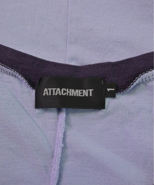 ATTACHMENT เสื้อยืด/เสื้อท็อปส์