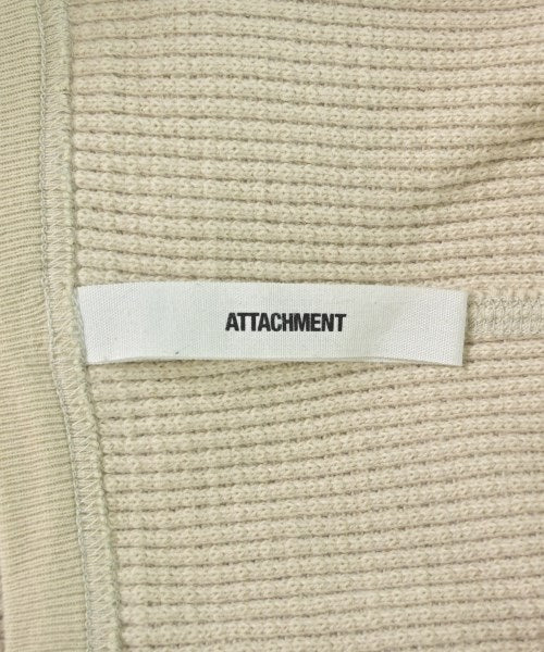ATTACHMENT เสื้อยืด/เสื้อท็อปส์