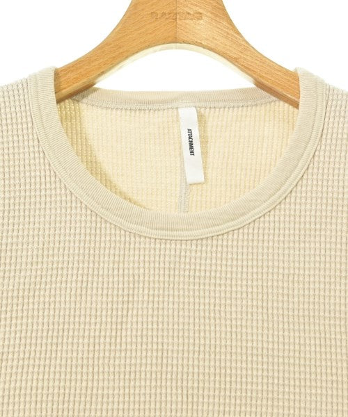 ATTACHMENT เสื้อยืด/เสื้อท็อปส์