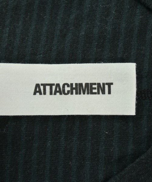 ATTACHMENT เสื้อยืด/เสื้อท็อปส์