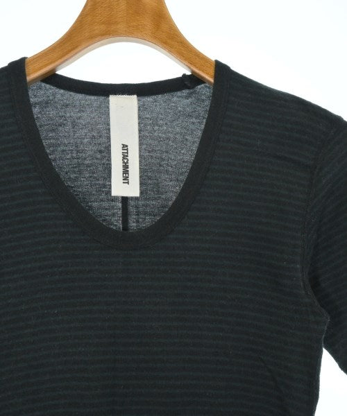 ATTACHMENT เสื้อยืด/เสื้อท็อปส์