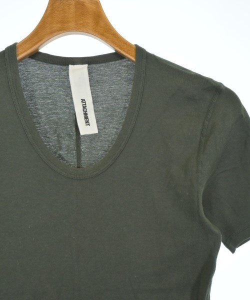 ATTACHMENT เสื้อยืด/เสื้อท็อปส์