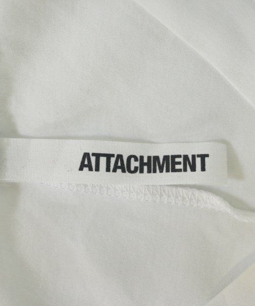 ATTACHMENT เสื้อยืด/เสื้อท็อปส์