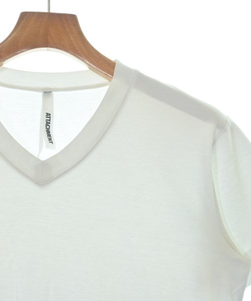 ATTACHMENT เสื้อยืด/เสื้อท็อปส์