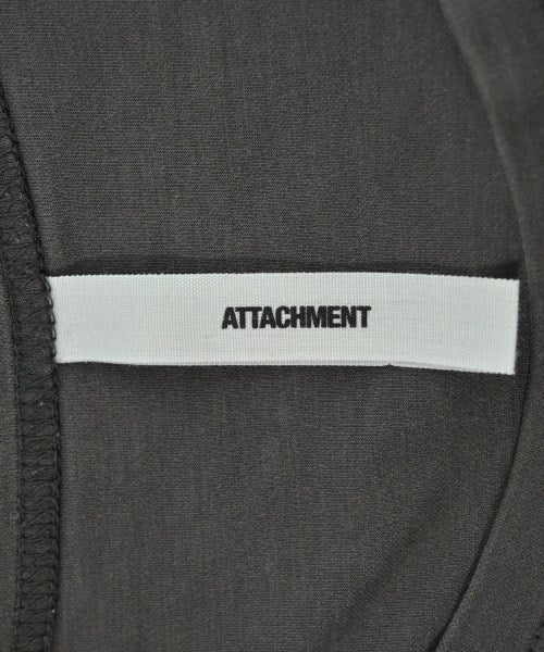 ATTACHMENT เสื้อยืด/เสื้อท็อปส์