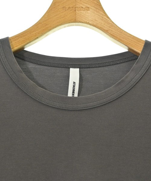 ATTACHMENT เสื้อยืด/เสื้อท็อปส์