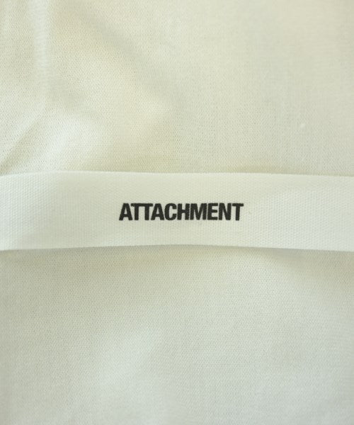 ATTACHMENT เสื้อยืด/เสื้อท็อปส์
