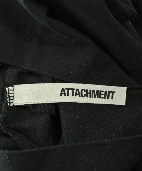 ATTACHMENT เสื้อยืด/เสื้อท็อปส์