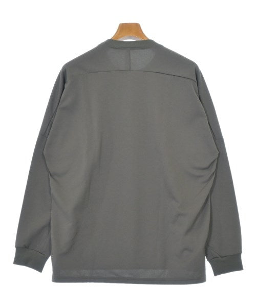 ATTACHMENT เสื้อยืด/เสื้อท็อปส์
