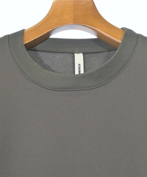 ATTACHMENT เสื้อยืด/เสื้อท็อปส์