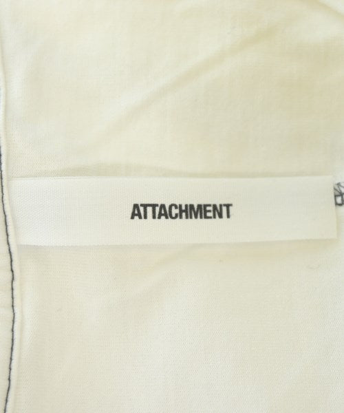 ATTACHMENT เสื้อยืด/เสื้อท็อปส์