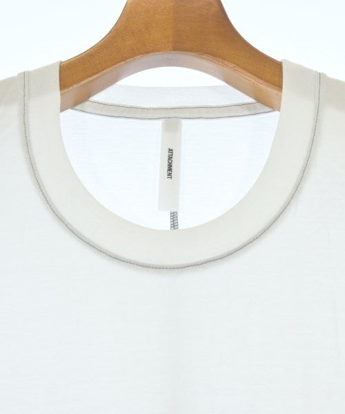 ATTACHMENT เสื้อยืด/เสื้อท็อปส์