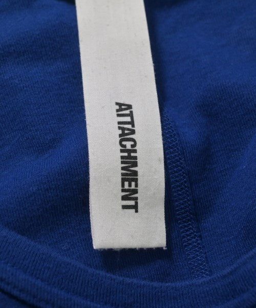 ATTACHMENT เสื้อยืด/เสื้อท็อปส์