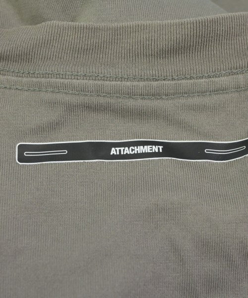 ATTACHMENT เสื้อยืด/เสื้อท็อปส์