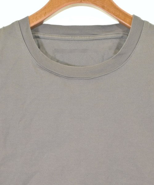 ATTACHMENT เสื้อยืด/เสื้อท็อปส์