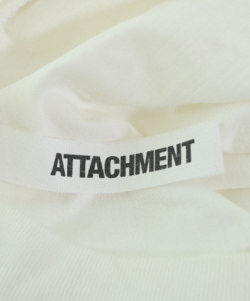 ATTACHMENT เสื้อยืด/เสื้อท็อปส์