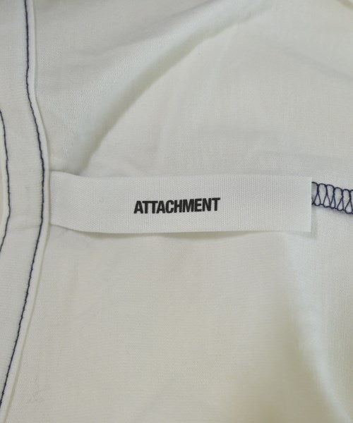 ATTACHMENT เสื้อยืด/เสื้อท็อปส์