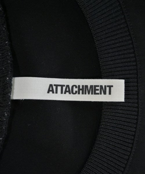 ATTACHMENT เสื้อยืด/เสื้อท็อปส์