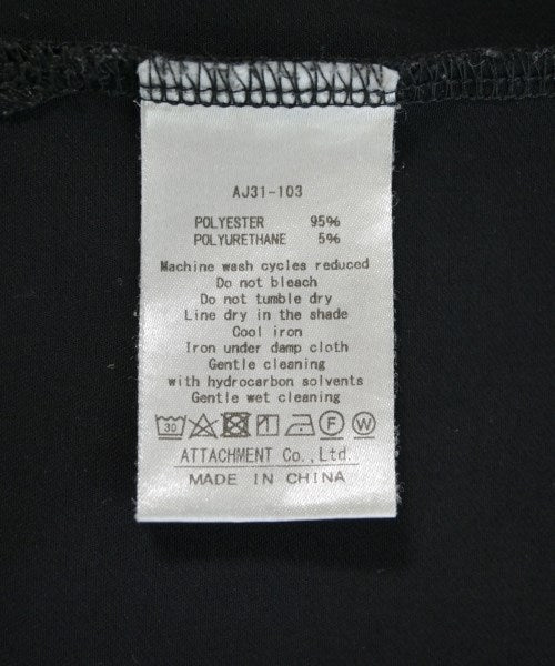 ATTACHMENT เสื้อยืด/เสื้อท็อปส์