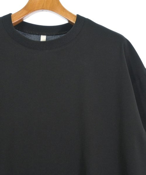 ATTACHMENT เสื้อยืด/เสื้อท็อปส์