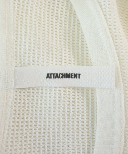 ATTACHMENT เสื้อยืด/เสื้อท็อปส์