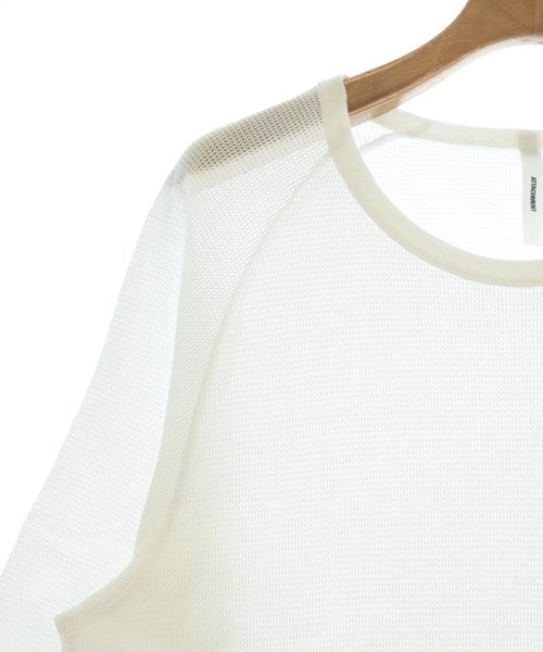 ATTACHMENT เสื้อยืด/เสื้อท็อปส์