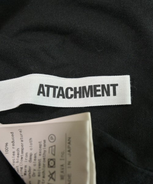 ATTACHMENT เสื้อยืด/เสื้อท็อปส์