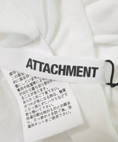 ATTACHMENT เสื้อยืด/เสื้อท็อปส์