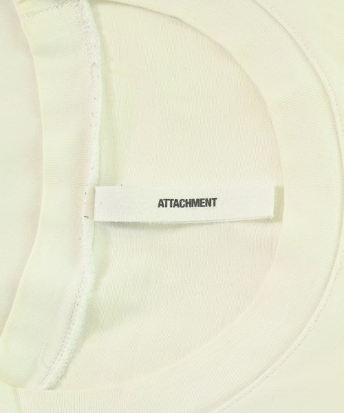 ATTACHMENT เสื้อยืด/เสื้อท็อปส์
