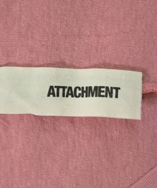 ATTACHMENT เสื้อยืด/เสื้อท็อปส์