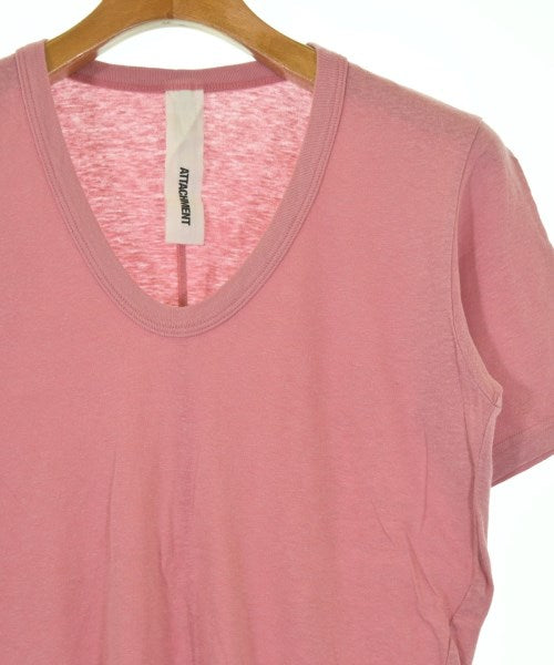 ATTACHMENT เสื้อยืด/เสื้อท็อปส์