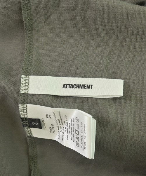 ATTACHMENT เสื้อยืด/เสื้อท็อปส์