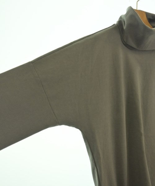 ATTACHMENT เสื้อยืด/เสื้อท็อปส์