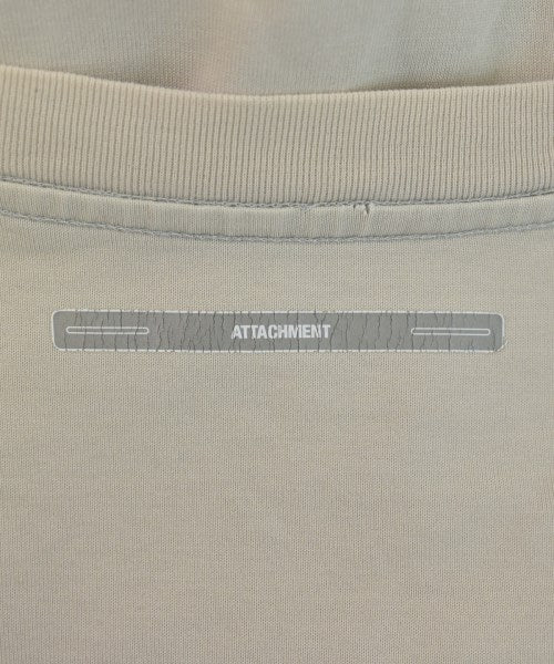 ATTACHMENT เสื้อยืด/เสื้อท็อปส์
