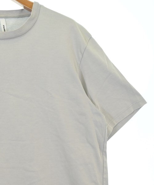 ATTACHMENT เสื้อยืด/เสื้อท็อปส์