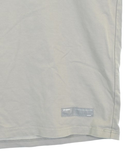 ATTACHMENT เสื้อยืด/เสื้อท็อปส์