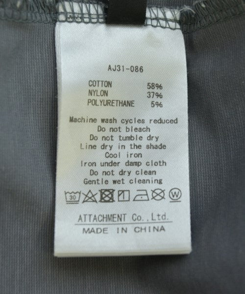 ATTACHMENT เสื้อยืด/เสื้อท็อปส์