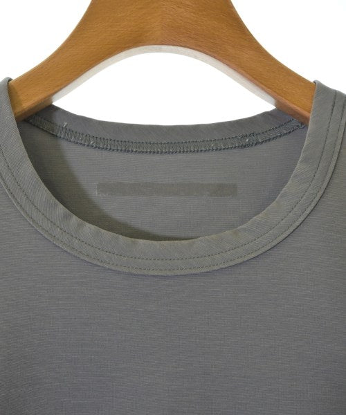 ATTACHMENT เสื้อยืด/เสื้อท็อปส์