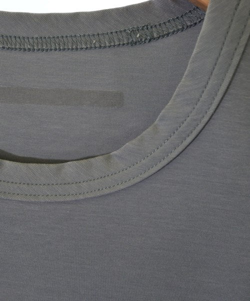 ATTACHMENT เสื้อยืด/เสื้อท็อปส์