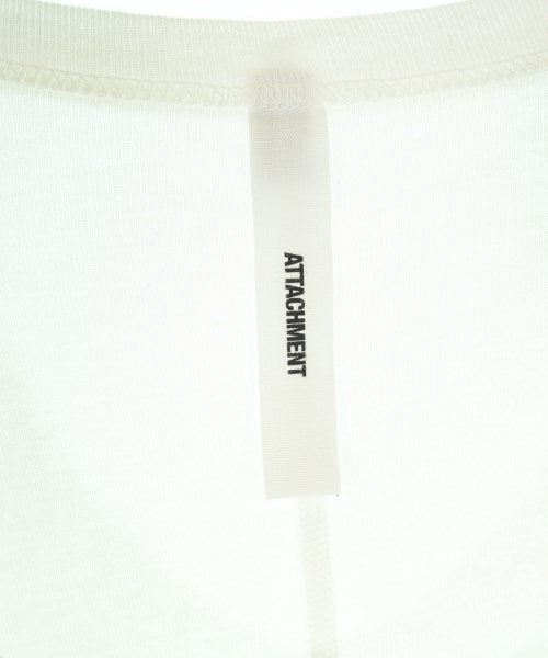 ATTACHMENT เสื้อยืด/เสื้อท็อปส์